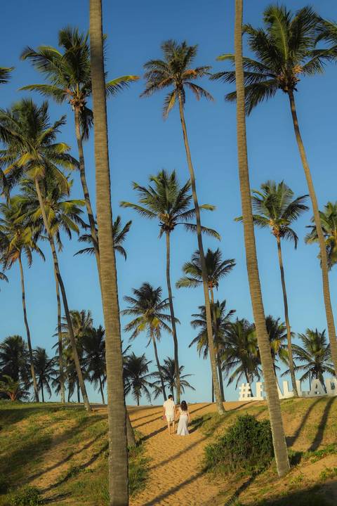 Nayara e Gabriel em um momento de pura conexão no Litoral Norte. Fotografia gestacional em Praia do Forte é capturar a esperança em cada detalhe do pôr do sol. #BookGestanteBahia #FotosImbassai #EnsaioMaternidade #GestanteNoMar #WaldyrLantyer'