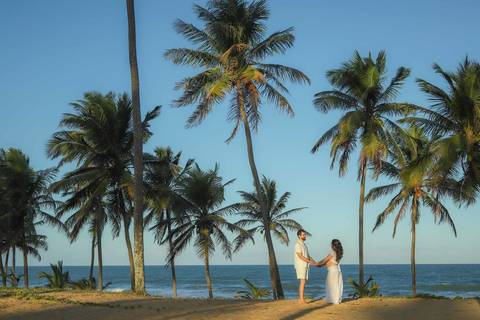 Nayara e Gabriel em um momento de pura conexão no Litoral Norte. Fotografia gestacional em Praia do Forte é capturar a esperança em cada detalhe do pôr do sol. #BookGestanteBahia #FotosImbassai #EnsaioMaternidade #GestanteNoMar #WaldyrLantyer'