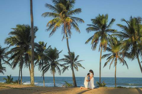 Nayara e Gabriel em um momento de pura conexão no Litoral Norte. Fotografia gestacional em Praia do Forte é capturar a esperança em cada detalhe do pôr do sol. #BookGestanteBahia #FotosImbassai #EnsaioMaternidade #GestanteNoMar #WaldyrLantyer'