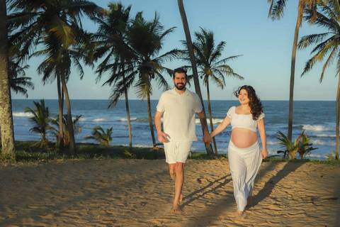 Nayara e Gabriel em um momento de pura conexão no Litoral Norte. Fotografia gestacional em Praia do Forte é capturar a esperança em cada detalhe do pôr do sol. #BookGestanteBahia #FotosImbassai #EnsaioMaternidade #GestanteNoMar #WaldyrLantyer'