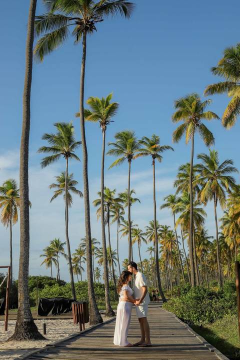 À espera da Clara no Grand Palladium Imbassaí. Um ensaio gestante delicado com a luz mágica do pôr do sol na Bahia. Waldyr Lantyer Fotografia.'