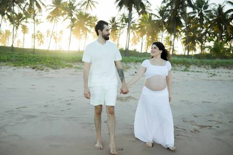 Nayara e Gabriel em um momento de pura conexão no Litoral Norte. Fotografia gestacional em Praia do Forte é capturar a esperança em cada detalhe do pôr do sol. #BookGestanteBahia #FotosImbassai #EnsaioMaternidade #GestanteNoMar #WaldyrLantyer'