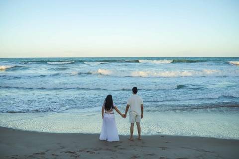 Nayara e Gabriel em um momento de pura conexão no Litoral Norte. Fotografia gestacional em Praia do Forte é capturar a esperança em cada detalhe do pôr do sol. #BookGestanteBahia #FotosImbassai #EnsaioMaternidade #GestanteNoMar #WaldyrLantyer'