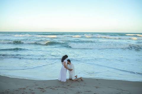 O pôr do sol em Imbassaí presenteou a pequena Clara com um céu inesquecível. Como fotógrafo em Praia do Forte, busco a simplicidade que emociona e eterniza. #OQueFazerEmPraiaDoForte #FotografiaGestante #LuzDoPorDoSol #Bahia #EnsaioExternoNordeste'