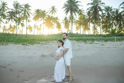 O pôr do sol em Imbassaí presenteou a pequena Clara com um céu inesquecível. Como fotógrafo em Praia do Forte, busco a simplicidade que emociona e eterniza. #OQueFazerEmPraiaDoForte #FotografiaGestante #LuzDoPorDoSol #Bahia #EnsaioExternoNordeste'