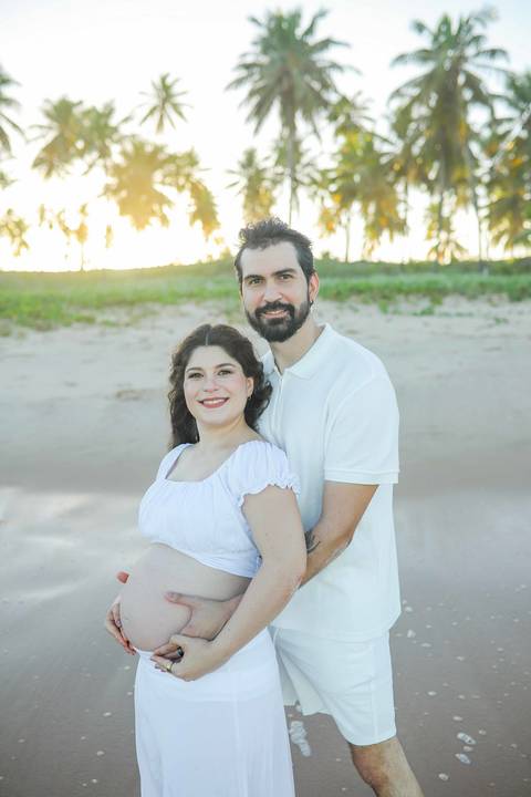 O pôr do sol em Imbassaí presenteou a pequena Clara com um céu inesquecível. Como fotógrafo em Praia do Forte, busco a simplicidade que emociona e eterniza. #OQueFazerEmPraiaDoForte #FotografiaGestante #LuzDoPorDoSol #Bahia #EnsaioExternoNordeste'
