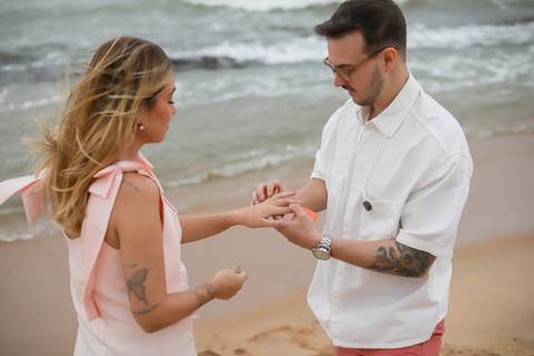 Cada fotografia preserva a emoção genuína de um pedido de casamento na Bahia, transformando um instante único em uma lembrança eterna. WaldyrLantyer | FotoDePraiaDoForteBA | WeddingDay | ResortIberostar'