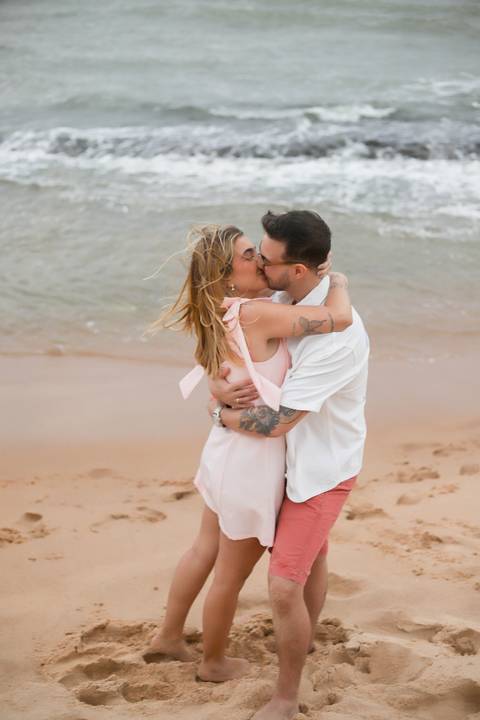 Cada fotografia preserva a emoção genuína de um pedido de casamento na Bahia, transformando um instante único em uma lembrança eterna. WaldyrLantyer | FotoDePraiaDoForteBA | WeddingDay | ResortIberostar'