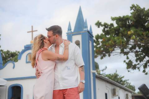Um dia de vento forte e céu nublado marcou este emocionante pedido de casamento na Praia do Forte, Bahia. Cada detalhe foi planejado em segredo para surpreender Gabriella. '