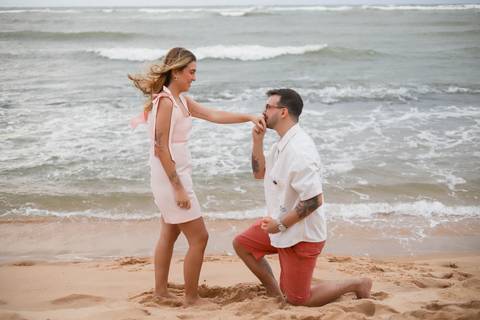 Cada fotografia preserva a emoção genuína de um pedido de casamento na Bahia, transformando um instante único em uma lembrança eterna. WaldyrLantyer | FotoDePraiaDoForteBA | WeddingDay | ResortIberostar'