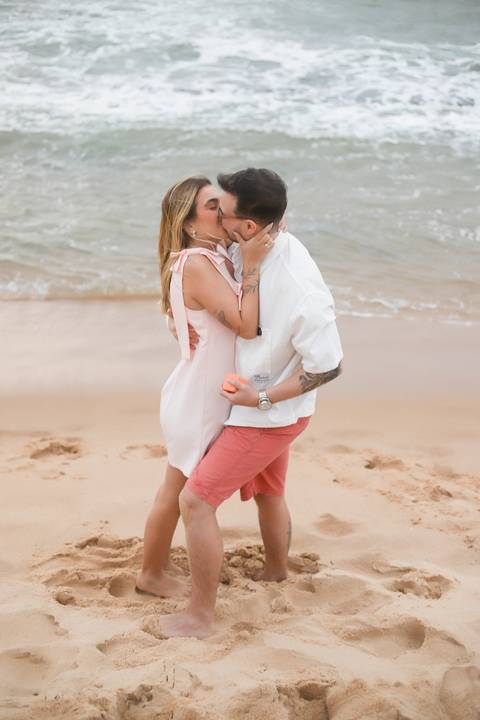 Cada fotografia preserva a emoção genuína de um pedido de casamento na Bahia, transformando um instante único em uma lembrança eterna. WaldyrLantyer | FotoDePraiaDoForteBA | WeddingDay | ResortIberostar'
