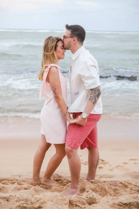 O céu nublado trouxe um clima cinematográfico para este ensaio de pedido de casamento realizado nas praias paradisíacas da Bahia. WaldyrLantyer | FotoDePraiaDoForteBA | WeddingDay | ResortIberostar'