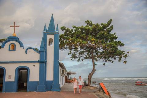Um dia de vento forte e céu nublado marcou este emocionante pedido de casamento na Praia do Forte, Bahia. Cada detalhe foi planejado em segredo para surpreender Gabriella. WaldyrLantyer | FotoDePraiaDoForteBA | WeddingDay | ResortIberostar'