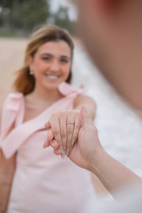 Registrar histórias como esta é o que torna a fotografia tão especial. Um momento verdadeiro vivido na Praia do Forte e eternizado por Waldyr Lantyer. WaldyrLantyer | FotoDePraiaDoForteBA | WeddingDay | ResortIberostar'