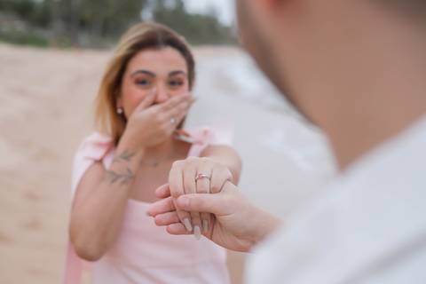 Registrar histórias como esta é o que torna a fotografia tão especial. Um momento verdadeiro vivido na Praia do Forte e eternizado por Waldyr Lantyer. WaldyrLantyer | FotoDePraiaDoForteBA | WeddingDay | ResortIberostar'