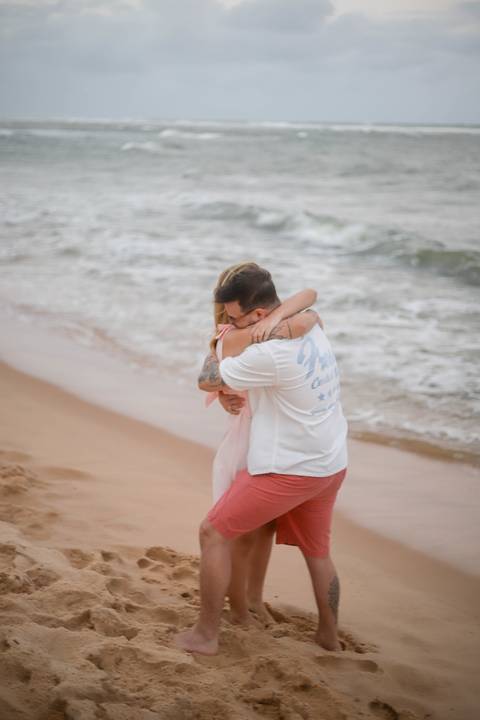 Registrar histórias como esta é o que torna a fotografia tão especial. Um momento verdadeiro vivido na Praia do Forte e eternizado por Waldyr Lantyer. WaldyrLantyer | FotoDePraiaDoForteBA | WeddingDay | ResortIberostar'