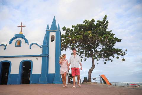 Um dia de vento forte e céu nublado marcou este emocionante pedido de casamento na Praia do Forte, Bahia. Cada detalhe foi planejado em segredo para surpreender Gabriella. WaldyrLantyer | FotoDePraiaDoForteBA | WeddingDay | ResortIberostar'