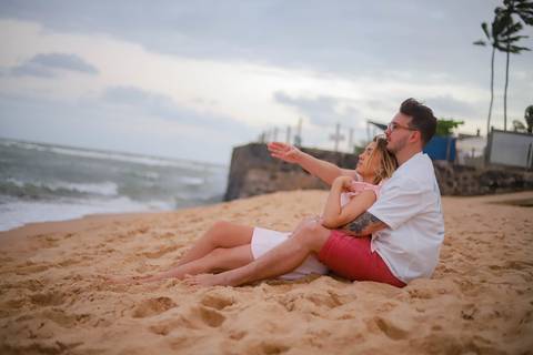 Registrar histórias como esta é o que torna a fotografia tão especial. Um momento verdadeiro vivido na Praia do Forte e eternizado por Waldyr Lantyer. WaldyrLantyer | FotoDePraiaDoForteBA | WeddingDay | ResortIberostar'