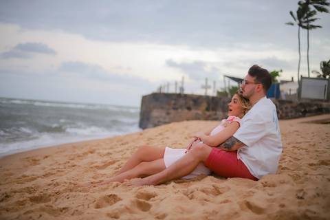 Registrar histórias como esta é o que torna a fotografia tão especial. Um momento verdadeiro vivido na Praia do Forte e eternizado por Waldyr Lantyer. WaldyrLantyer | FotoDePraiaDoForteBA | WeddingDay | ResortIberostar'