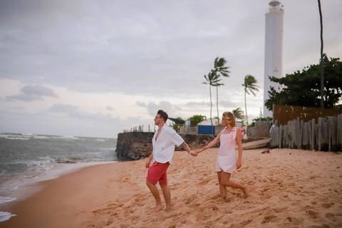Registrar histórias como esta é o que torna a fotografia tão especial. Um momento verdadeiro vivido na Praia do Forte e eternizado por Waldyr Lantyer. WaldyrLantyer | FotoDePraiaDoForteBA | WeddingDay | ResortIberostar'