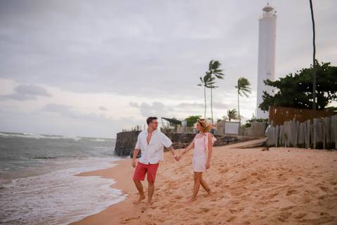 Registrar histórias como esta é o que torna a fotografia tão especial. Um momento verdadeiro vivido na Praia do Forte e eternizado por Waldyr Lantyer. WaldyrLantyer | FotoDePraiaDoForteBA | WeddingDay | ResortIberostar'