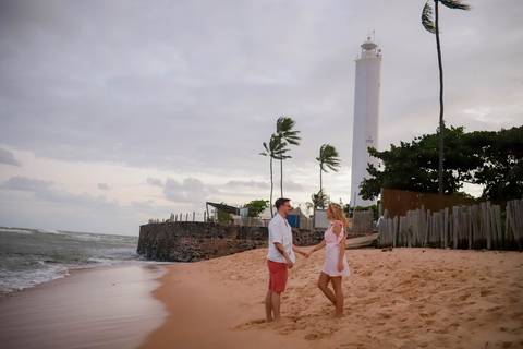 Registrar histórias como esta é o que torna a fotografia tão especial. Um momento verdadeiro vivido na Praia do Forte e eternizado por Waldyr Lantyer. WaldyrLantyer | FotoDePraiaDoForteBA | WeddingDay | ResortIberostar'