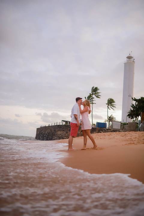 Um pedido de casamento emocionante, cercado pela natureza da Praia do Forte, com o mar ao fundo e um futuro inteiro começando diante das câmeras. WaldyrLantyer | FotoDePraiaDoForteBA | WeddingDay | ResortIberostar'