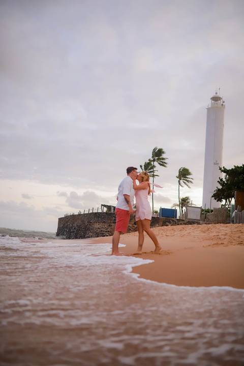 Um pedido de casamento emocionante, cercado pela natureza da Praia do Forte, com o mar ao fundo e um futuro inteiro começando diante das câmeras. WaldyrLantyer | FotoDePraiaDoForteBA | WeddingDay | ResortIberostar'