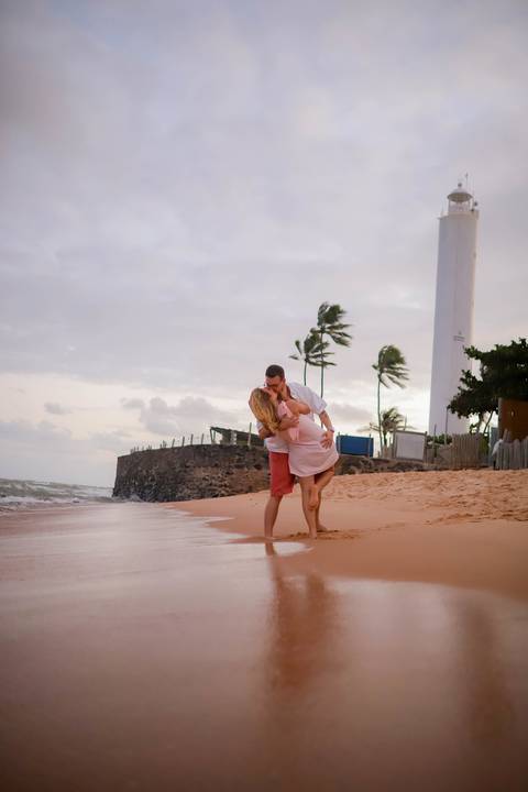 Um pedido de casamento emocionante, cercado pela natureza da Praia do Forte, com o mar ao fundo e um futuro inteiro começando diante das câmeras. WaldyrLantyer | FotoDePraiaDoForteBA | WeddingDay | ResortIberostar'