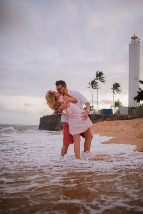 Um pedido de casamento emocionante, cercado pela natureza da Praia do Forte, com o mar ao fundo e um futuro inteiro começando diante das câmeras. WaldyrLantyer | FotoDePraiaDoForteBA | WeddingDay | ResortIberostar'
