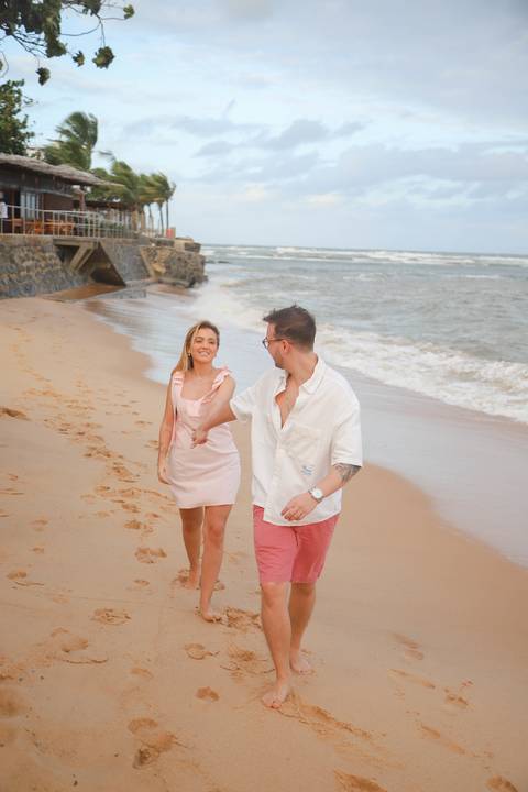 Um dia de vento forte e céu nublado marcou este emocionante pedido de casamento na Praia do Forte, Bahia. Cada detalhe foi planejado em segredo para surpreender Gabriella. WaldyrLantyer | FotoDePraiaDoForteBA | WeddingDay | ResortIberostar'