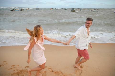 Um dia de vento forte e céu nublado marcou este emocionante pedido de casamento na Praia do Forte, Bahia. Cada detalhe foi planejado em segredo para surpreender Gabriella. WaldyrLantyer | FotoDePraiaDoForteBA | WeddingDay | ResortIberostar'