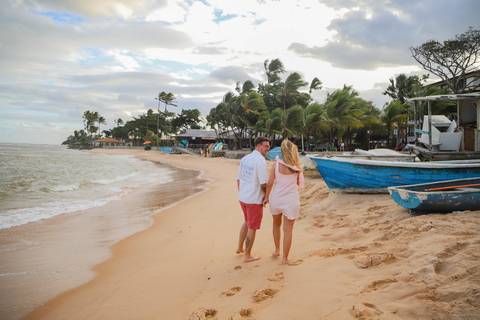 Um dia de vento forte e céu nublado marcou este emocionante pedido de casamento na Praia do Forte, Bahia. Cada detalhe foi planejado em segredo para surpreender Gabriella. WaldyrLantyer | FotoDePraiaDoForteBA | WeddingDay | ResortIberostar'