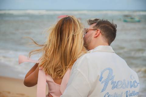 Minutos antes do pedido de casamento surpresa, a expectativa tomava conta dos bastidores. Um momento inesquecível registrado por Waldyr Lantyer na Praia do Forte. WaldyrLantyer | FotoDePraiaDoForteBA | WeddingDay | ResortIberostar'