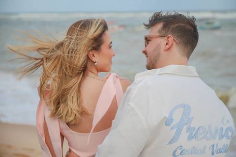 Minutos antes do pedido de casamento surpresa, a expectativa tomava conta dos bastidores. Um momento inesquecível registrado por Waldyr Lantyer na Praia do Forte. WaldyrLantyer | FotoDePraiaDoForteBA | WeddingDay | ResortIberostar'