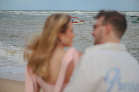 Minutos antes do pedido de casamento surpresa, a expectativa tomava conta dos bastidores. Um momento inesquecível registrado por Waldyr Lantyer na Praia do Forte. WaldyrLantyer | FotoDePraiaDoForteBA | WeddingDay | ResortIberostar'