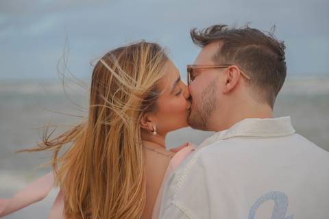 Minutos antes do pedido de casamento surpresa, a expectativa tomava conta dos bastidores. Um momento inesquecível registrado por Waldyr Lantyer na Praia do Forte. WaldyrLantyer | FotoDePraiaDoForteBA | WeddingDay | ResortIberostar'