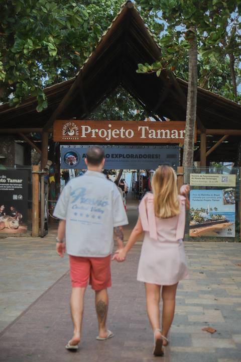 Minutos antes do pedido de casamento surpresa, a expectativa tomava conta dos bastidores. Um momento inesquecível registrado por Waldyr Lantyer na Praia do Forte. WaldyrLantyer | FotoDePraiaDoForteBA | WeddingDay | ResortIberostar'
