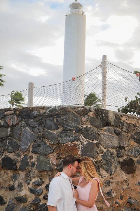 Entre o mar, o vento e a emoção, Pedro reuniu coragem para fazer a pergunta mais importante de sua vida durante este Wedding Day na Bahia. WaldyrLantyer | FotoDePraiaDoForteBA | WeddingDay | ResortIberostar'