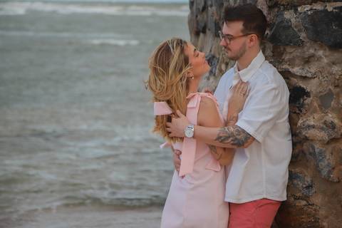 Entre o mar, o vento e a emoção, Pedro reuniu coragem para fazer a pergunta mais importante de sua vida durante este Wedding Day na Bahia. WaldyrLantyer | FotoDePraiaDoForteBA | WeddingDay | ResortIberostar'