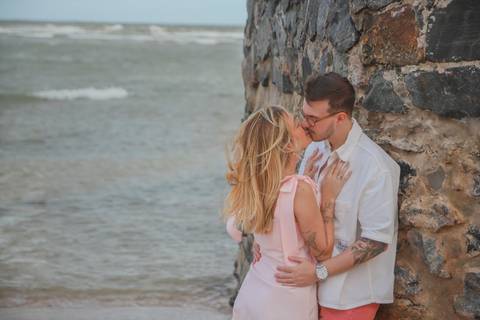 Entre o mar, o vento e a emoção, Pedro reuniu coragem para fazer a pergunta mais importante de sua vida durante este Wedding Day na Bahia. WaldyrLantyer | FotoDePraiaDoForteBA | WeddingDay | ResortIberostar'