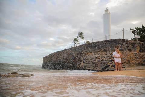 Entre o mar, o vento e a emoção, Pedro reuniu coragem para fazer a pergunta mais importante de sua vida durante este Wedding Day na Bahia. WaldyrLantyer | FotoDePraiaDoForteBA | WeddingDay | ResortIberostar'