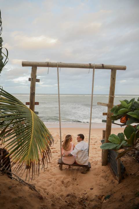 Entre o mar, o vento e a emoção, Pedro reuniu coragem para fazer a pergunta mais importante de sua vida durante este Wedding Day na Bahia. WaldyrLantyer | FotoDePraiaDoForteBA | WeddingDay | ResortIberostar'