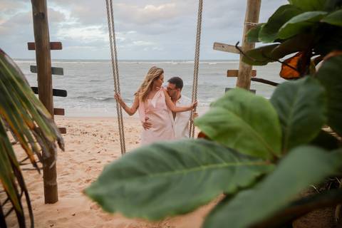 O cenário próximo ao Resort Iberostar ganhou ainda mais beleza com uma história real de amor, emoção e um pedido de casamento cheio de significado. WaldyrLantyer | FotoDePraiaDoForteBA | WeddingDay | ResortIberostar'