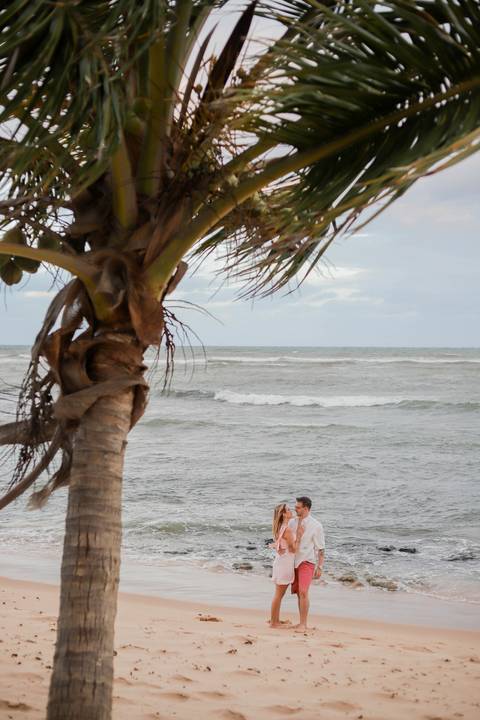 O cenário próximo ao Resort Iberostar ganhou ainda mais beleza com uma história real de amor, emoção e um pedido de casamento cheio de significado. WaldyrLantyer | FotoDePraiaDoForteBA | WeddingDay | ResortIberostar'