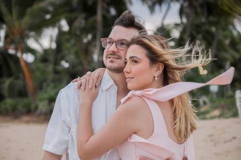 O olhar de Gabriella revelava surpresa e felicidade no instante em que descobriu a missão secreta preparada por Pedro na Praia do Forte. WaldyrLantyer | FotoDePraiaDoForteBA | WeddingDay | ResortIberostar'