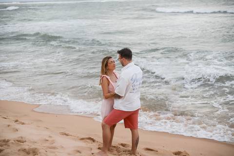 O olhar de Gabriella revelava surpresa e felicidade no instante em que descobriu a missão secreta preparada por Pedro na Praia do Forte. WaldyrLantyer | FotoDePraiaDoForteBA | WeddingDay | ResortIberostar'