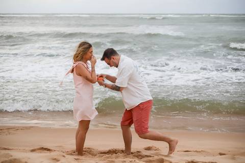O olhar de Gabriella revelava surpresa e felicidade no instante em que descobriu a missão secreta preparada por Pedro na Praia do Forte. WaldyrLantyer | FotoDePraiaDoForteBA | WeddingDay | ResortIberostar'