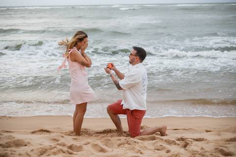 O olhar de Gabriella revelava surpresa e felicidade no instante em que descobriu a missão secreta preparada por Pedro na Praia do Forte. WaldyrLantyer | FotoDePraiaDoForteBA | WeddingDay | ResortIberostar'