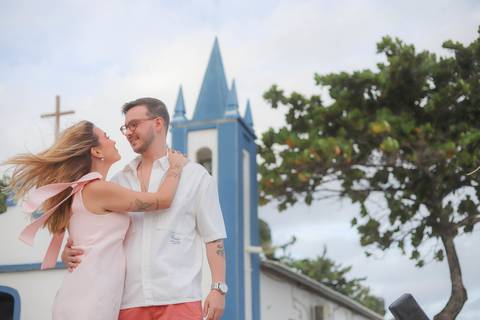 Pedido de casamento surpresa na Praia do Forte, Bahia. Um dia de muito vento, céu nublado e emoções verdadeiras. Acompanhe os bastidores completos, a reação da Gabriella e o momento exato em que Pedro fez a pergunta que mudou suas vidas para sempre.'